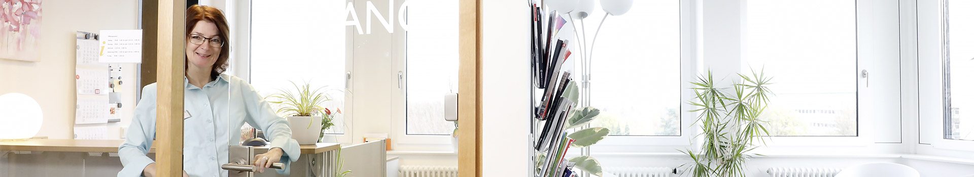 Die Tür des hellen Anmeldraumes wird durch eine freundlich lächelnde Mitarbeiterin geöffnet.