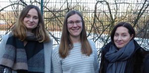 Die drei PPiA-Sprecherin Fabienne Schlechter (links), Wiebke Ludewig (Mitte) und Sarah Oberschmidt (rechts) stehen nebeneinander und lächeln in die Kamera.